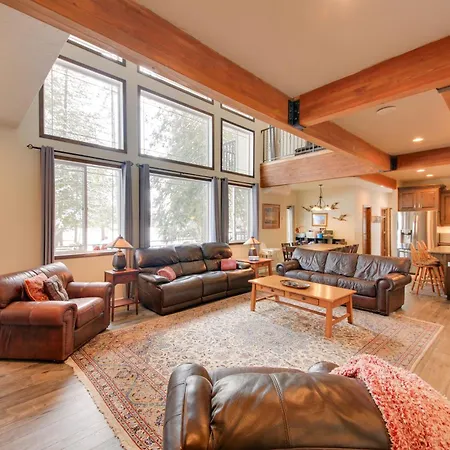 Expansive Group Lake House With Private Hot Tub!